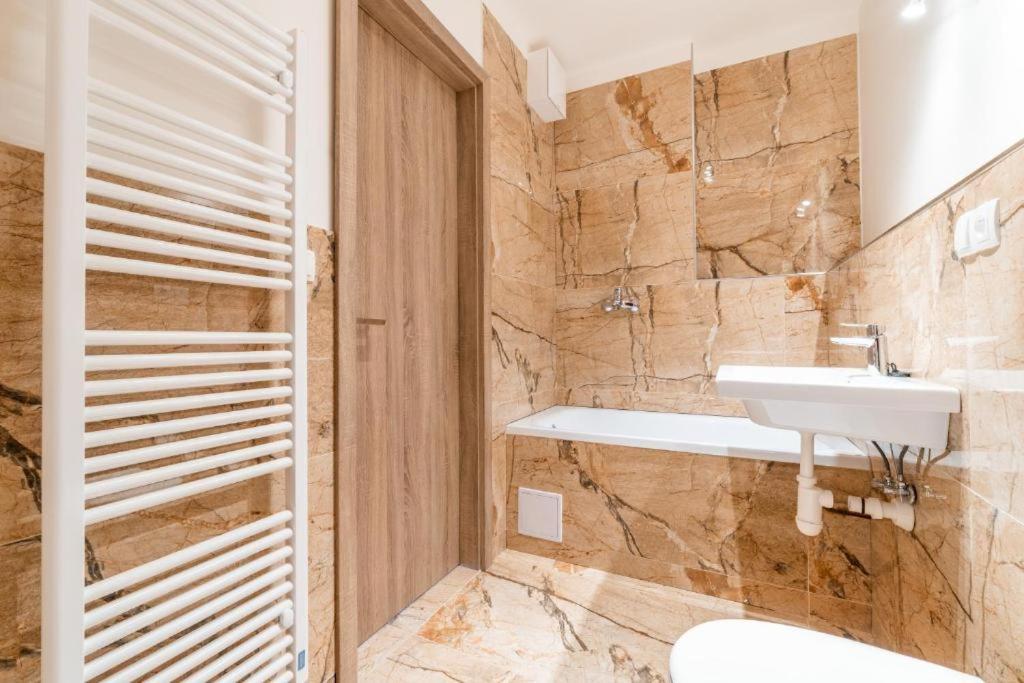 Brand New Studio Apartment #24 In Elite Residence With Free Secure Parking In The Center Praga Zewnętrze zdjęcie